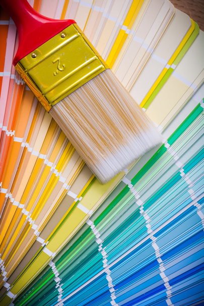 пензлик на кольоровій палітрі
 - Фото, зображення