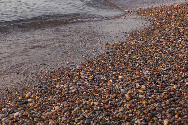 Les vagues de la mer lavent le rivage de la plage de galets - Photo, image