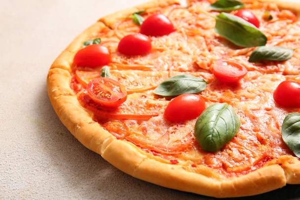 Smaczna pizza margarita na białym tle - Zdjęcie, obraz