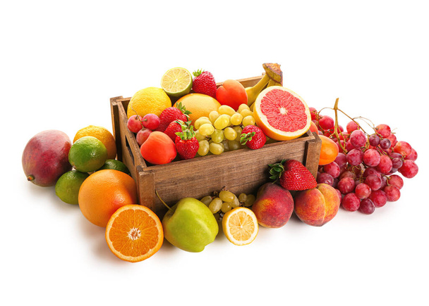 Scatola di legno con diversi frutti freschi su sfondo bianco - Foto, immagini