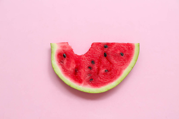 Friss görögdinnye darabja rózsaszín alapon - Fotó, kép