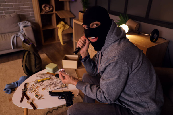 Ladrão com anel de diamantes roubado no quarto à noite - Foto, Imagem