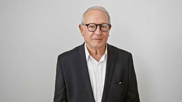 Serieuze, geconcentreerde senior man, een witharige zakenman die vertrouwen en succes uitstraalt, geïsoleerd op een witte achtergrond - Foto, afbeelding