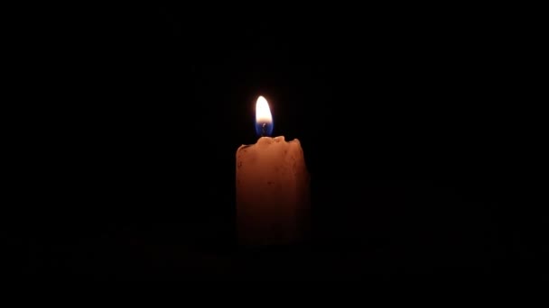 Enciende una vela en la oscuridad, llama de la vela de primer plano - Imágenes, Vídeo