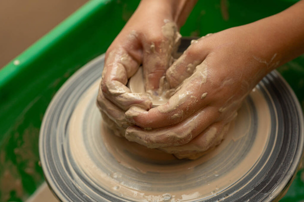 Clay, ceramika lub ręce w warsztacie projektanta pracującego nad kubkiem artystycznym lub foremką kubkową w małym studiu biznesowym. Ręka twórczego artysty lub pracownika wytwarzającego wyroby rękodzieła rzeźbiarskiego - Zdjęcie, obraz