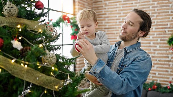 Baba ve oğul evde Noel ağacı süsleme - Fotoğraf, Görsel