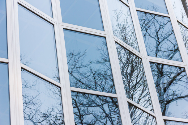 A fachada de vidro de um edifício alto
 - Foto, Imagem
