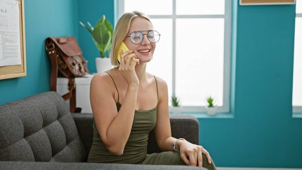 Jovem loira mulher empresária falando no smartphone sorrindo no escritório - Foto, Imagem