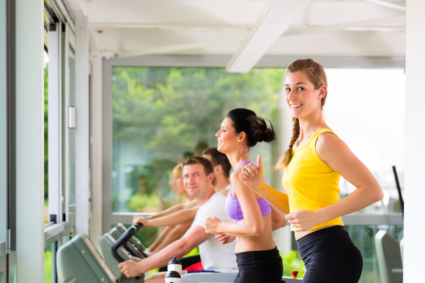 Spor salonunda treadmill çalışan insanlar - Fotoğraf, Görsel