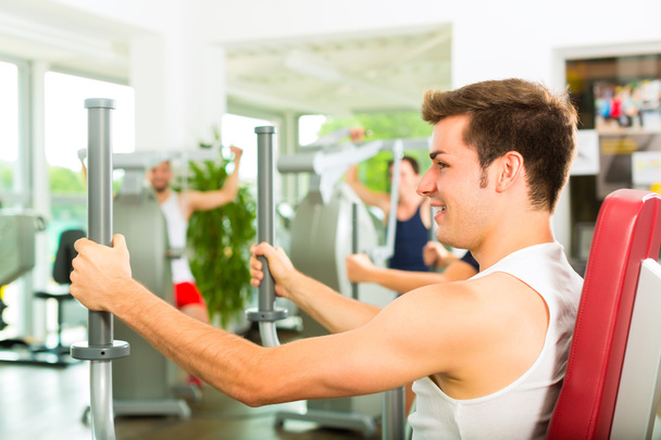 Les gens dans la salle de sport sur la machine de fitness
 - Photo, image