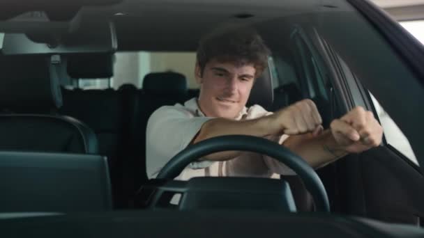 Happy Caucasian mężczyzna facet kupujący klient kierowca siedzieć w auto słuchanie muzyki dysk transport kupić nowy pojazd świętować zakup samochodu wynajem samochodu taniec z rąk człowiek taniec do audio świętowanie zabawy - Materiał filmowy, wideo