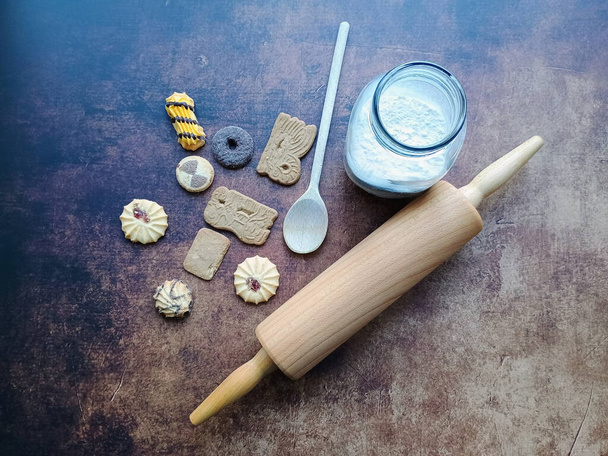 Kekse mit Nudelholz, Löffel und Mehl - Foto, Bild