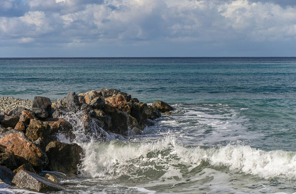 golven storten neer op rotsen bij de kust aan de Middellandse Zee 9 - Foto, afbeelding