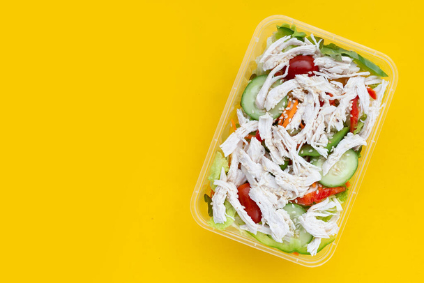 Plastik kutuda doğranmış tavuk ve sebzeli salata. - Fotoğraf, Görsel