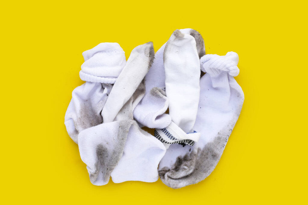 Chaussettes blanches sales sur fond jaune. - Photo, image
