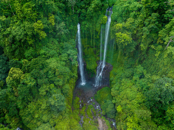 Vista aérea de la cascada de Sekumpul en la isla de Bali, Indonesia - Foto, Imagen