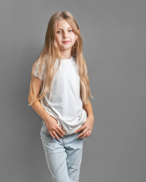 Retrato de niña linda con pelo largo y ligero en camiseta blanca - Foto, imagen
