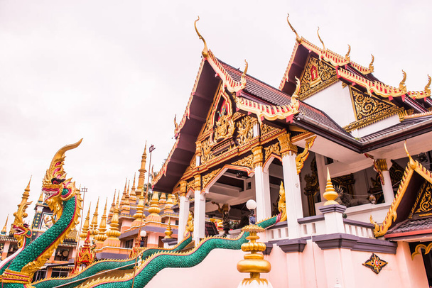Piękny kościół na Huai Sai Khao Temple, Tajlandia. - Zdjęcie, obraz