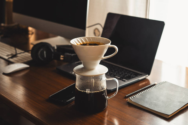 Önts vizet a kávéra, csöpögtess kávét a munkaasztalodra reggel.. - Fotó, kép