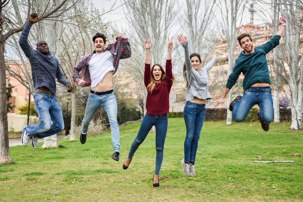 Gruppe junger Leute springt zusammen im Freien - Foto, Bild