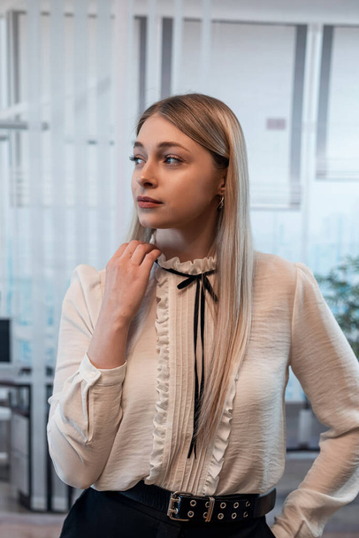 Attraente donna caucasica in camicia bianca posign in ufficio. Ritratto di moda - Foto, immagini