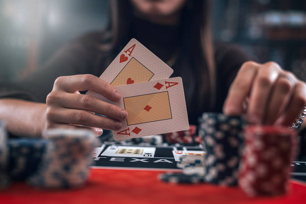 女性のポーカープレーヤーは勝利ゲームとして2つのエースカードを保持します. ビッグラッキー,ギャンブルコンセプト - 写真・画像