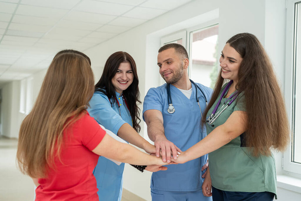 High Five, Ärzte in einem medizinischen Team, die Hände stapeln, Zusammenarbeit und Unterstützung in einem Krankenhaus. Motivation und Siegeskonzept - Foto, Bild