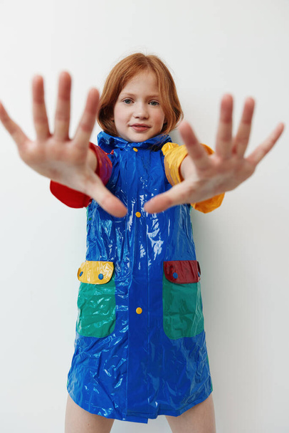 Çocukluk kızı çocuk çocuk stüdyo güzeli bebek mavi model yaşam tarzı küçük beyaz çocuk güzel saç portresi - Fotoğraf, Görsel