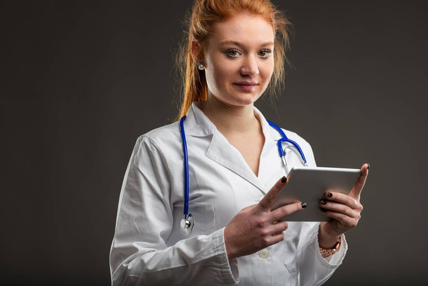 trabajador sanitario dedicado a la tecnología, mostrando la cara moderna de la medicina - Foto, Imagen