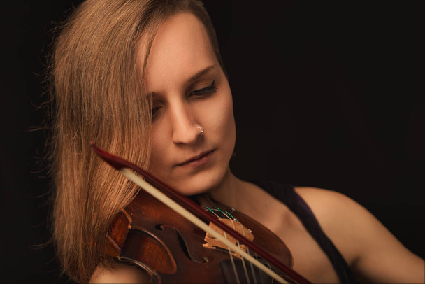 скрипаль захоплювався її музикою, кожна нота відігравала відображення її німого споглядання - Фото, зображення