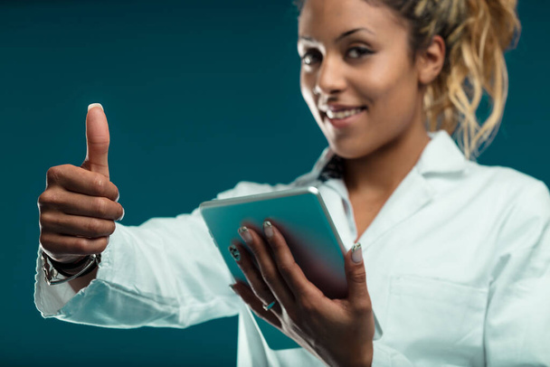 медичний фахівець дає великий палець, схвалюючи позитивний вплив цифрових інструментів в охороні здоров'я - Фото, зображення