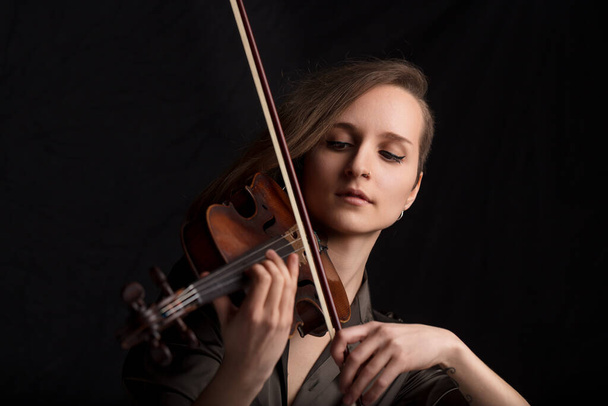 tonos cálidos del violín barroco llenan el aire, tocado con pasión y apreciación histórica - Foto, imagen