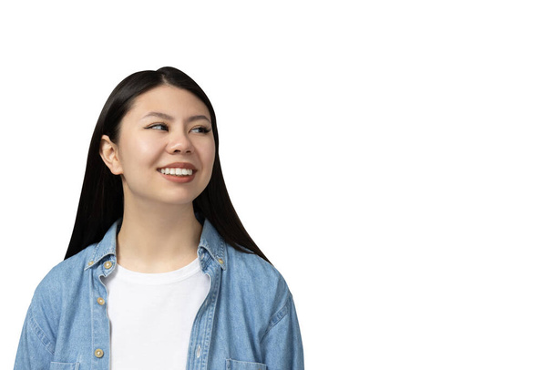 PNG, chica asiática sonriente, aislada sobre fondo blanco. - Foto, imagen