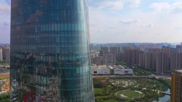 Skleněný mrakodrap v moderním městě - Záběry, video