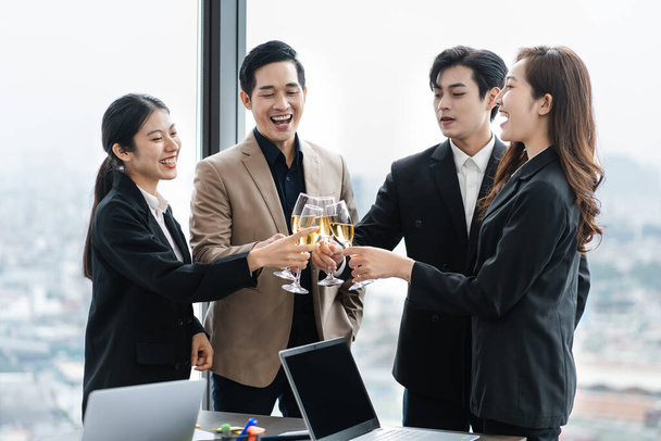Wizerunek grupy azjatyckich biznesmenów pracujących w firmie - Zdjęcie, obraz
