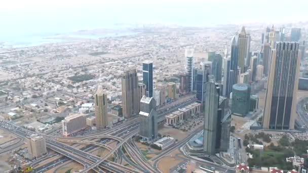 Dubai felhőkarcolói és forgalmas utcái Burj Khalifától. Légi kilátás az esti modern város. Esti városi fények. - Felvétel, videó