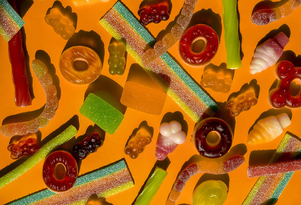  fundo de vários doces de geleia, ursos, rosquinhas, doces, polvilhas, dragees close-up vista superior.  - Foto, Imagem