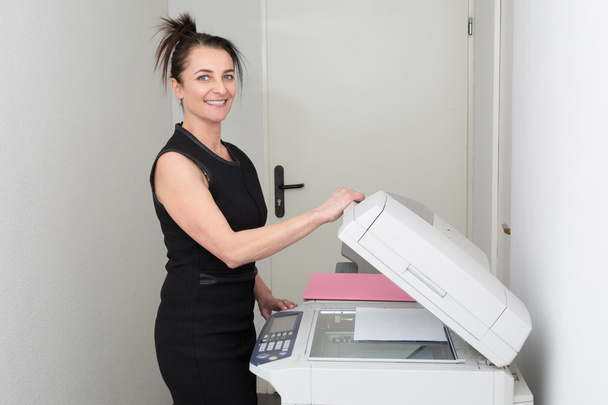 Femme élégante à côté de la machine à copier
 - Photo, image