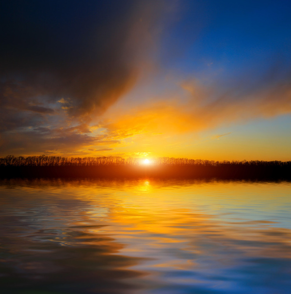 Хороший закат над озером
 - Фото, изображение
