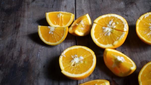 Eine Orange ist eine Frucht verschiedener Zitrusarten aus der Familie der Rutaceae und bezieht sich in erster Linie auf Citrus sinensis, die auch als süße Orange bezeichnet wird. - Filmmaterial, Video