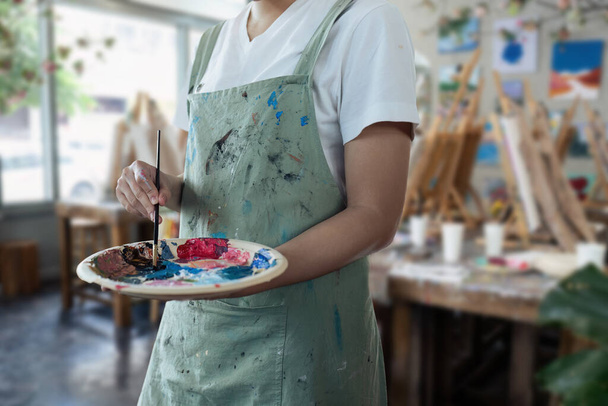 mladík držící malířskou paletu v uměleckém studiu. koncept interpreta. - Fotografie, Obrázek