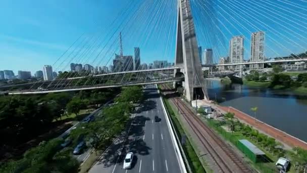 Most kablowy w Sao Paulo In So Paulo Brazylia. Most Krajobrazowy. Ruch uliczny. Więc Paulo Brazylia. Miejski pejzaż. Most kablowy w Sao Paulo In So Paulo Brazylia. - Materiał filmowy, wideo