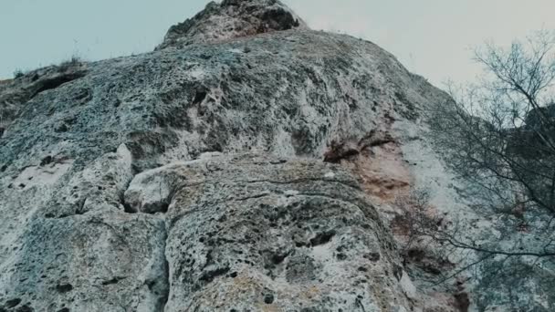 Filmati di vecchie rocce collinari per l'arrampicata. - Filmati, video