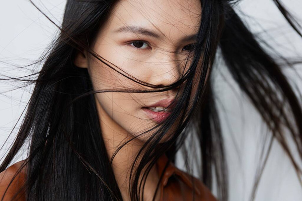 Женщина красивая портрет элегантность салон привлекательный девушка волосы корейская милая модель женственность черный азиатский косметический длинный моды лицо красота волосы бежевый гламур - Фото, изображение