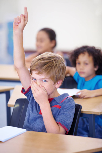 Молодой мальчик, класс и руки вверх на плохой запах, запах или запах сидя за столом в школе. Маленький мужчина, студент или подросток с вопросом, чтобы оставить класс от отвращения, пердеть или дышать бактериями. - Фото, изображение