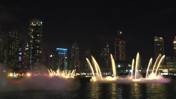 Landschappelijk uitzicht op Dubai Fontein Water Show dansende fontein 's nachts. Verlichting in Dubai winkelcentrum, in de buurt van Burj Khalifa gebouw. - Video