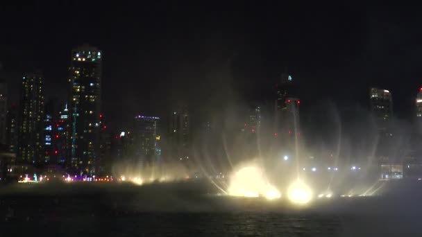 Vista panorâmica do Dubai Fountain Water Show fonte de dança à noite. Lazer iluminação no shopping Dubai, perto de Burj Khalifa edifício. - Filmagem, Vídeo