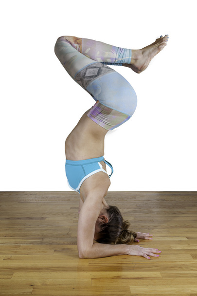 Weiblicher Yoga Pincha Mayurasana Variation Unterarmständer - Foto, Bild