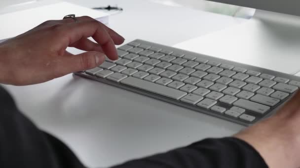 Podnikatelé zavřít psaní rukou na klávesnici počítače používat internet, vyhledávací data, práce, psát e-mail. - Záběry, video