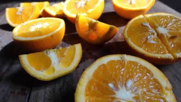 Una naranja es un fruto de varias especies de cítricos en la familia Rutaceae se refiere principalmente a Citrus sinensis, que también se llama naranja dulce - Metraje, vídeo